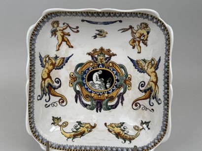 GIEN.
Coupe sur talon en faïence polychrome...