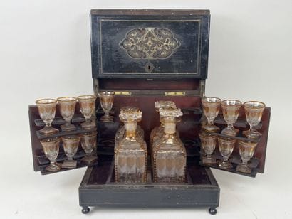 Cave à liqueur Napoléon III en bois et marqueterie...