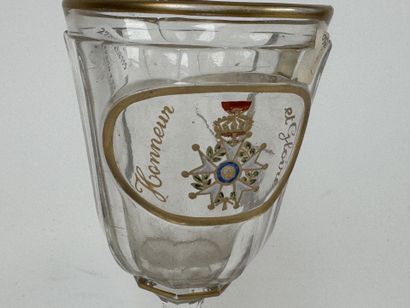 Verre à pied en verre moulé rehaussé à l'or...