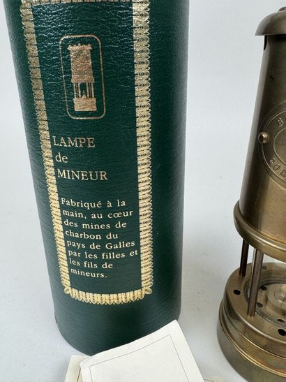 Lampe de mineur décorative en laiton et verre.
H....