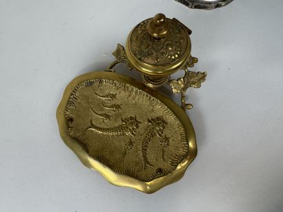 VIETNAM, XXe.
Encrier de bureau en bronze...