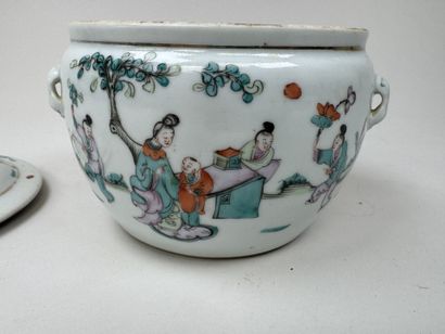 CHINE, XXe.
Pot couvert en porcelaine polychrome...