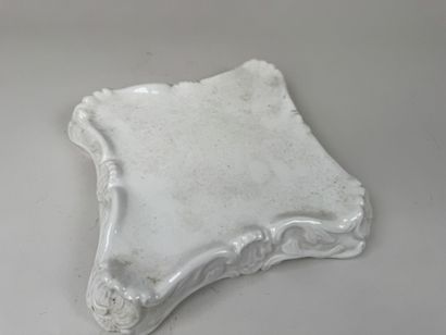 Socle en céramique blanche à décor de motifs...