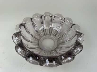 Coupe en verre moulé et pressé.
H. 10 cm.
D....