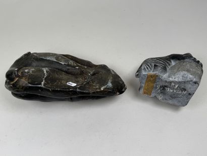 Art Inuit, XXe.
Personnage couché et homme...