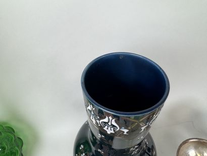 Lot comprenant :
- grande bouteille en verre...