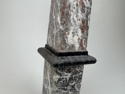 Obélisque en marbre veiné.
H. 43,5 cm.