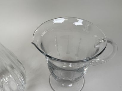 Carafe et broc à eau en verre moulé et pressé.
H....