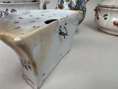 Lot en porcelaine et faïence polychrome et...