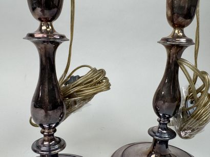 Paire de flambeaux en métal argenté, la base...