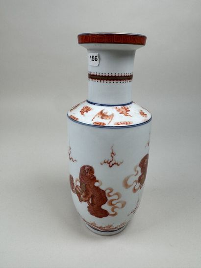 ASIE, XXe.
Vase en porcelaine polychrome...
