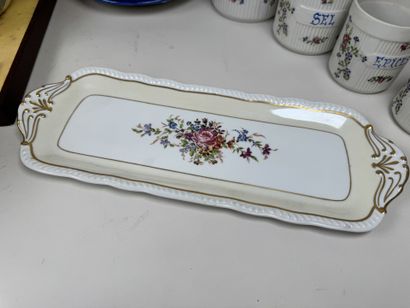 Lot en porcelaine et faïence polychrome comprenant...