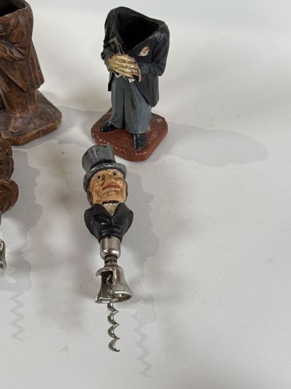 SYROCO.
Ensemble de deux tire-bouchons figuratifs...