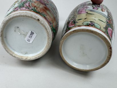 CHINE, CANTON, XXe.
Deux vases en porcelaine...