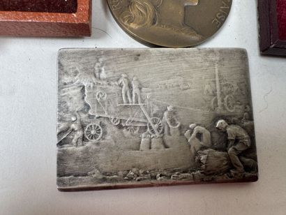 Lot de médailles en bronze et bronze argent...