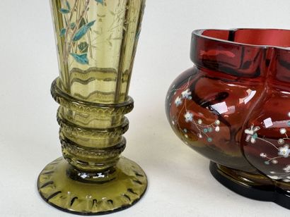Paire de vases et jardinière en verre coloré...