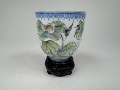ASIE, XXe.
Petit bol ou tasse en porcelaine...