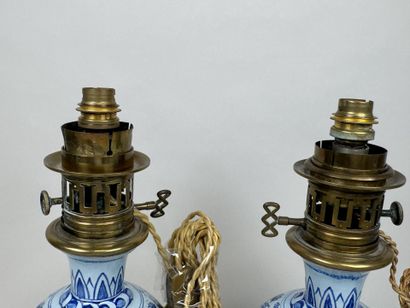 DELFT, XIXe.
Paire de lampes à pétrole en...