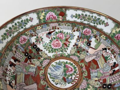 ASIE, XXe.
Grande jatte circulaire en porcelaine...