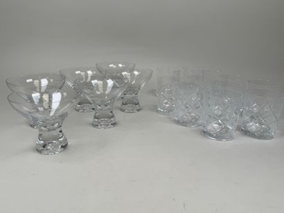 Série de 12 verres gobelets en cristal à...
