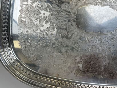 Grand plateau rectangulaire en métal argenté...