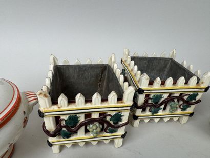 LANGEAIS.
6 pièces en faïence crème et polychrome...