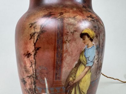 Vase en porcelaine polychrome et or à décor...