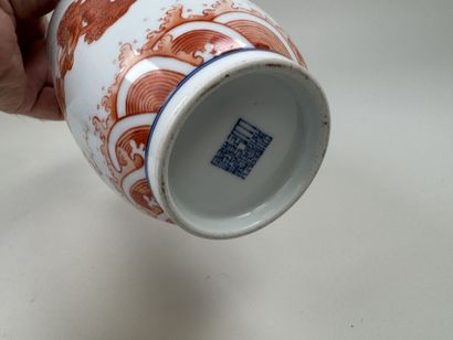ASIE, XXe.
Vase en porcelaine polychrome...