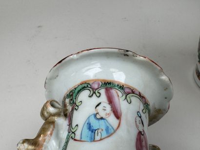CHINE, CANTON, XXe.
Deux vases en porcelaine...