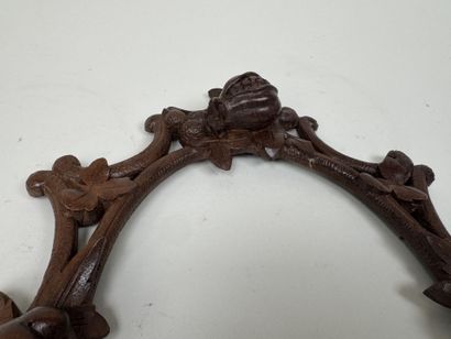 Encadrement en bois ajouré et sculpté à décor...