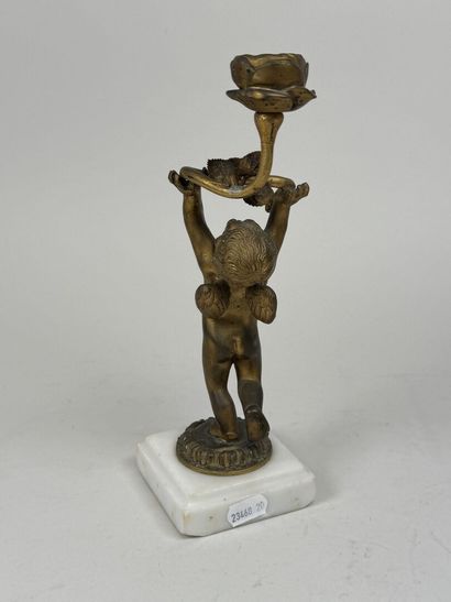 Petit angelot en bronze doré formant bougeoir,...