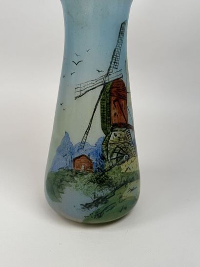Vase en verre coloré à décor peint d'un paysage...