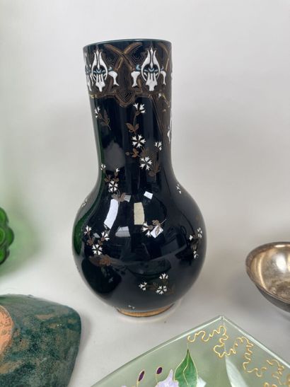 Lot comprenant :
- grande bouteille en verre...