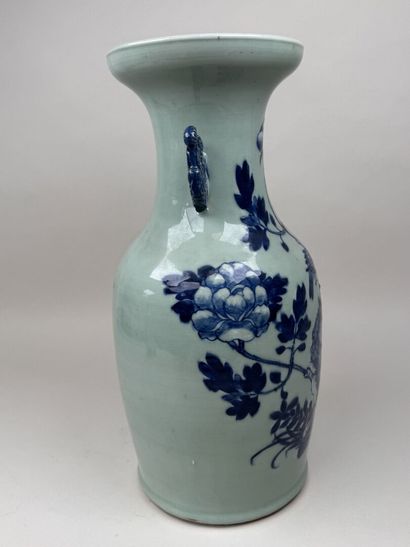 CHINE, XXe.
Grand vase balustre en porcelaine...