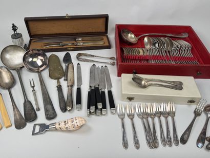 Partie de ménagère en métal argenté à décor...