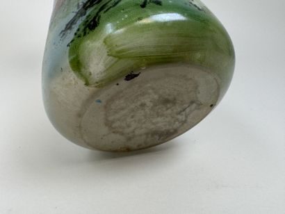 Vase en verre coloré à décor peint d'un paysage...