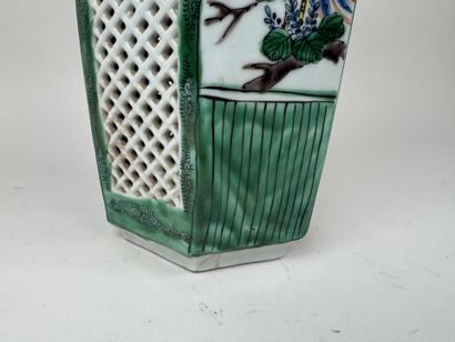 JAPON, XXe.
Vase en porcelaine ajourée et...