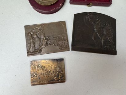 Lot de médailles en bronze dont :
- Pierre-Victor...