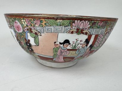 ASIE, XXe.
Grande jatte circulaire en porcelaine...