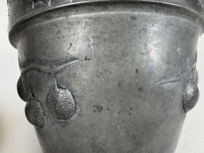 IRMAN (XXe). 
Petit vase en étain à décor...
