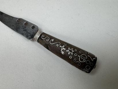 Couteau à incrustation d'argent sur manche...