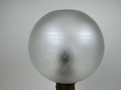 Lampe à pétrole en faïence sur fond vert...