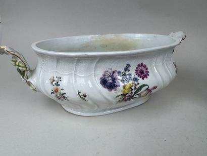 Lot en porcelaine et faïence polychrome et...