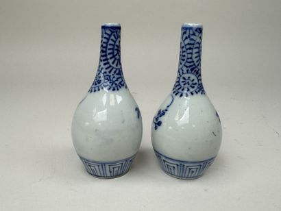 ASIE, XXe.
Paire de petits vases en porcelaine...