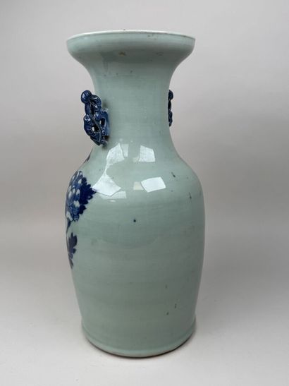 CHINE, XXe.
Grand vase balustre en porcelaine...