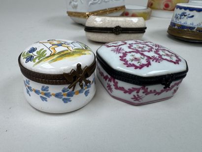 Collection de 10 petites boites ou piluliers...