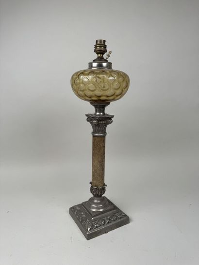 Lampe à pétrole en régule, le fut en marbre,...