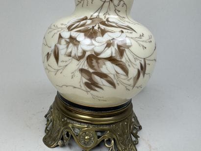 Lampe en porcelaine à décor émaillé de feuillages,...