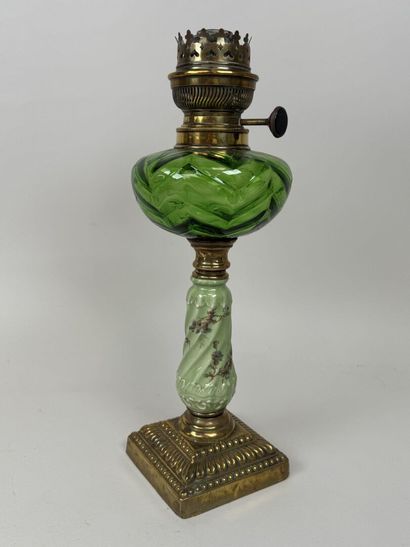 Lampe à pétrole en faïence polychrome et...