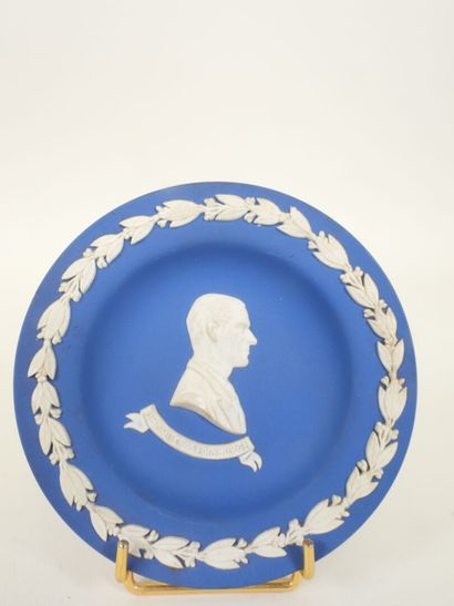 WEDGWOOD.
Lot de trois pièces en porcelaine...